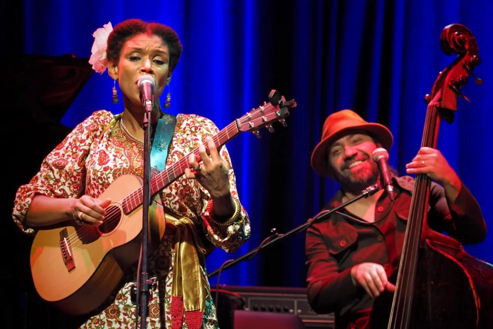 11 11 2015 LUBLIN UL JEZUICKA TEATR STARY KONCERT CARMEN SOUZA & THEO PASCAL „ EPISTOLA 