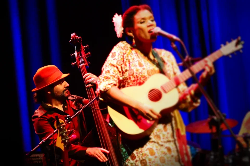 11 11 2015 LUBLIN UL JEZUICKA TEATR STARY KONCERT CARMEN SOUZA & THEO PASCAL „ EPISTOLA " FOT WOJCIECH NIESPIALOWSKI / TS