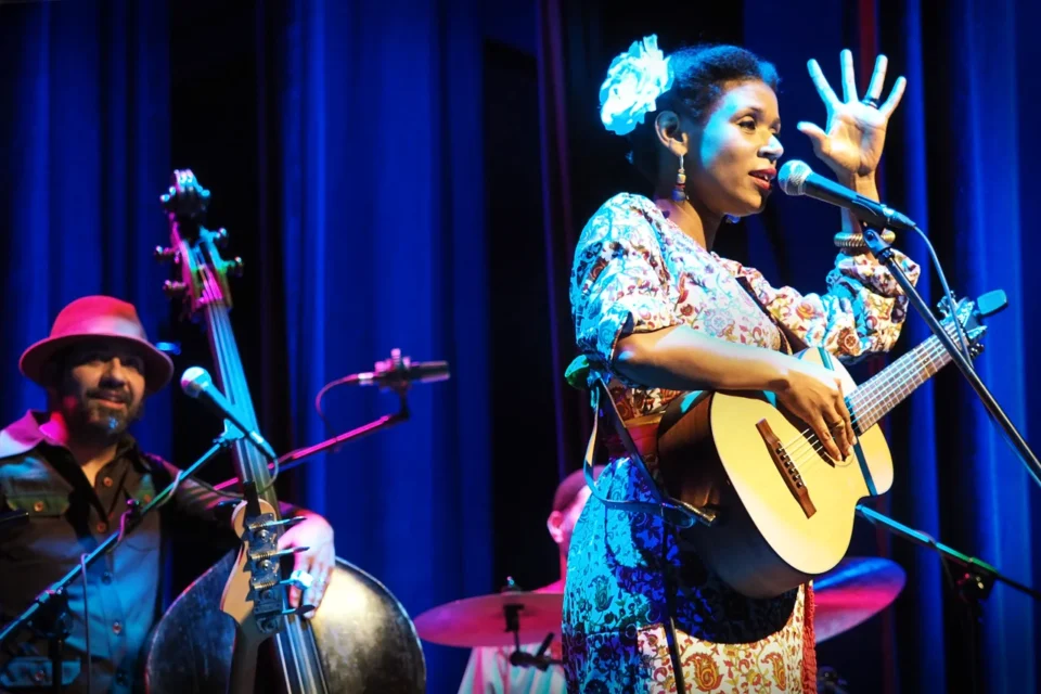 11 11 2015 LUBLIN UL JEZUICKA TEATR STARY KONCERT CARMEN SOUZA & THEO PASCAL „ EPISTOLA " FOT WOJCIECH NIESPIALOWSKI / TS