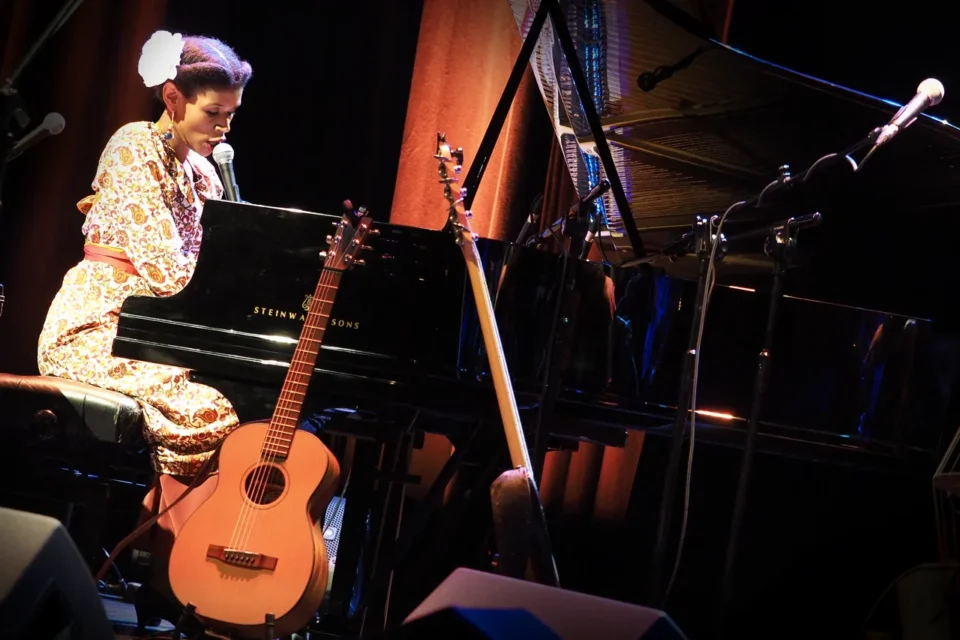 11 11 2015 LUBLIN UL JEZUICKA TEATR STARY KONCERT CARMEN SOUZA & THEO PASCAL „ EPISTOLA " FOT WOJCIECH NIESPIALOWSKI / TS