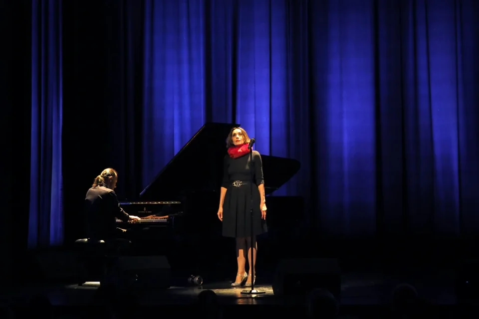 OLYMPUS DIGITAL CAMERA          11 04 2015 LUBLIN UL JEZUICKA TEATR STARY KONCERT LUZ CASAL FOT WOJCIECH NIESPIALOWSKI / TS