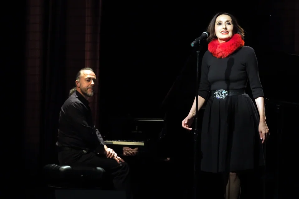 OLYMPUS DIGITAL CAMERA          11 04 2015 LUBLIN UL JEZUICKA TEATR STARY KONCERT LUZ CASAL FOT WOJCIECH NIESPIALOWSKI / TS