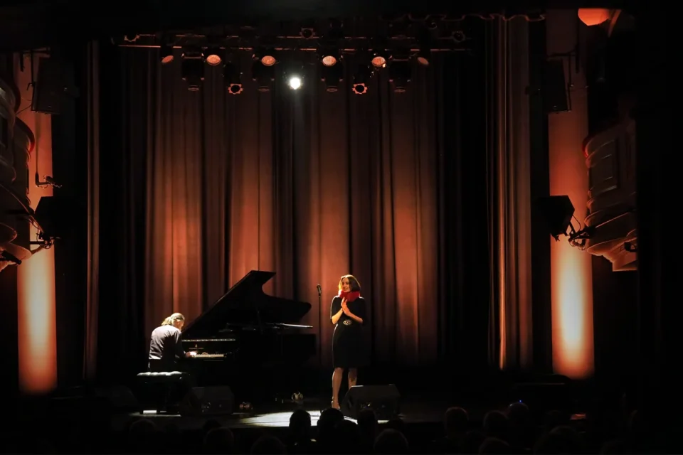 OLYMPUS DIGITAL CAMERA          11 04 2015 LUBLIN UL JEZUICKA TEATR STARY KONCERT LUZ CASAL FOT WOJCIECH NIESPIALOWSKI / TS