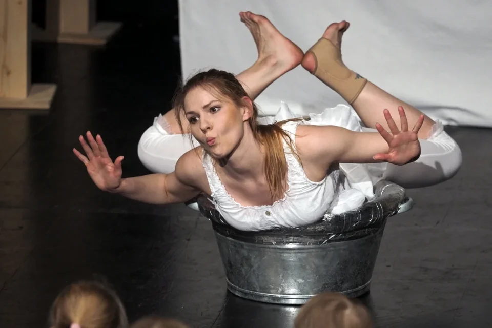 10 05 2015 LUBLIN UL JEZUICKA TEATR STARY - TEATR MALEGO WIDZA Z WARSZAWY - CZTERY PORY ROKU FOT WOJCIECH NIESPIALOWSKI / TS