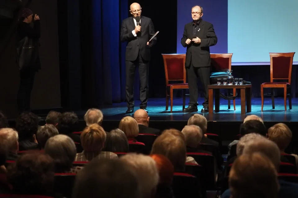 14 04 2016 LUBLIN UL JEZUICKA TEATR STARY DEBATA PONAD GRANICAMI - EMIGRANCI