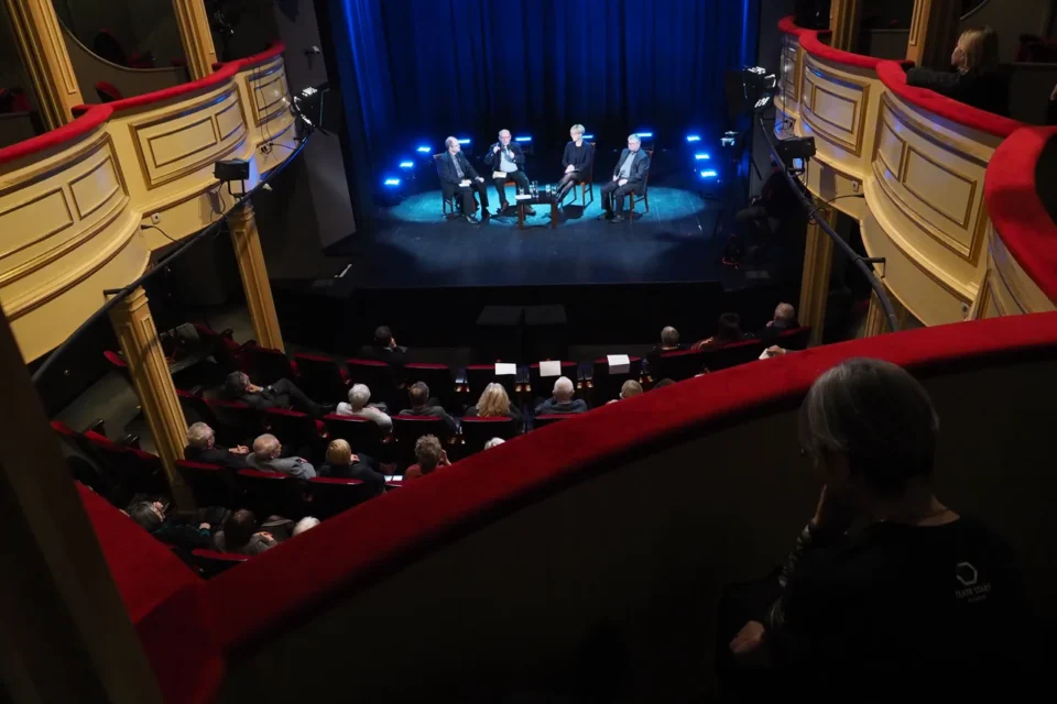 15 12 2016 LUBLIN UL JEZUICKA TEATR STARY DEBATA PONAD GRANICAMI " KATOLICYZM