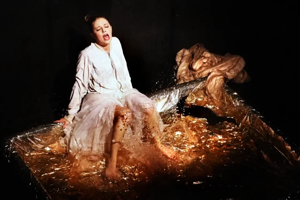 OLYMPUS DIGITAL CAMERA          20 11 2015 UL JEZUICKA LUBLIN TEATR STARY SPEKTAKL GALGAN WROCLAWSKI TEATR WSPOLCZESNY FOT DOROTA AWIORKO