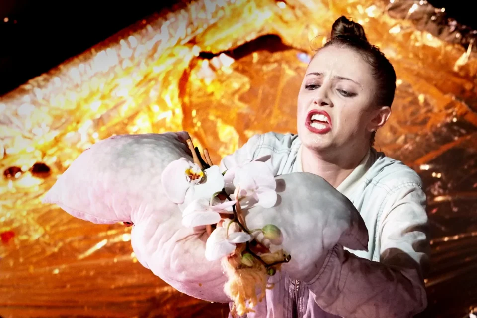 OLYMPUS DIGITAL CAMERA          20 11 2015 UL JEZUICKA LUBLIN TEATR STARY SPEKTAKL GALGAN WROCLAWSKI TEATR WSPOLCZESNY FOT DOROTA AWIORKO