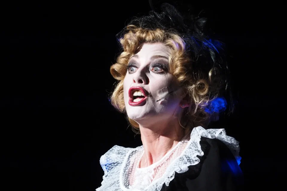 28 05 2015 LUBLIN UL JEZUICKA TEATR STARY JACOBI I LEIDENTAL - TEATR TU I TERAZ W KOPRODUKCJI Z TEATREM POWSZECHNYM IM ZYGMUNTA HUBNERA FOT WOJCIECH NIESPIALOWSKI / TS *** Local Caption *** Edyta Olszówka