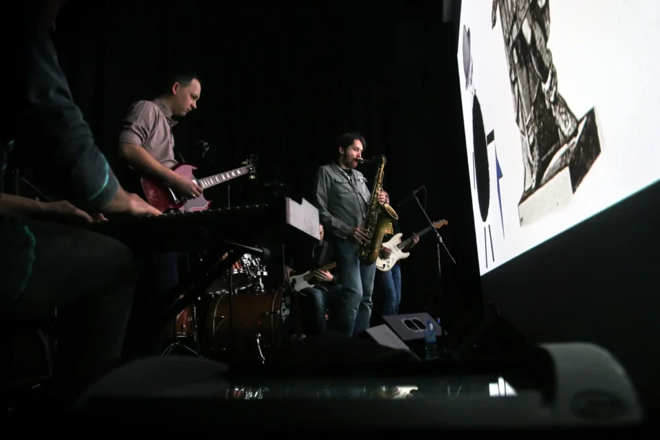 27 02 2015 LUBLIN UL JEZUICKA KINO W TEATRZE STARYM Z MUZYKA NA ZYWO W WYKONANIU ZESPOLU NACZYNIA FOT WOJCIECH NIESPIALOWSKI / TS
