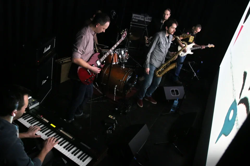 27 02 2015 LUBLIN UL JEZUICKA KINO W TEATRZE STARYM Z MUZYKA NA ZYWO W WYKONANIU ZESPOLU NACZYNIA FOT WOJCIECH NIESPIALOWSKI / TS