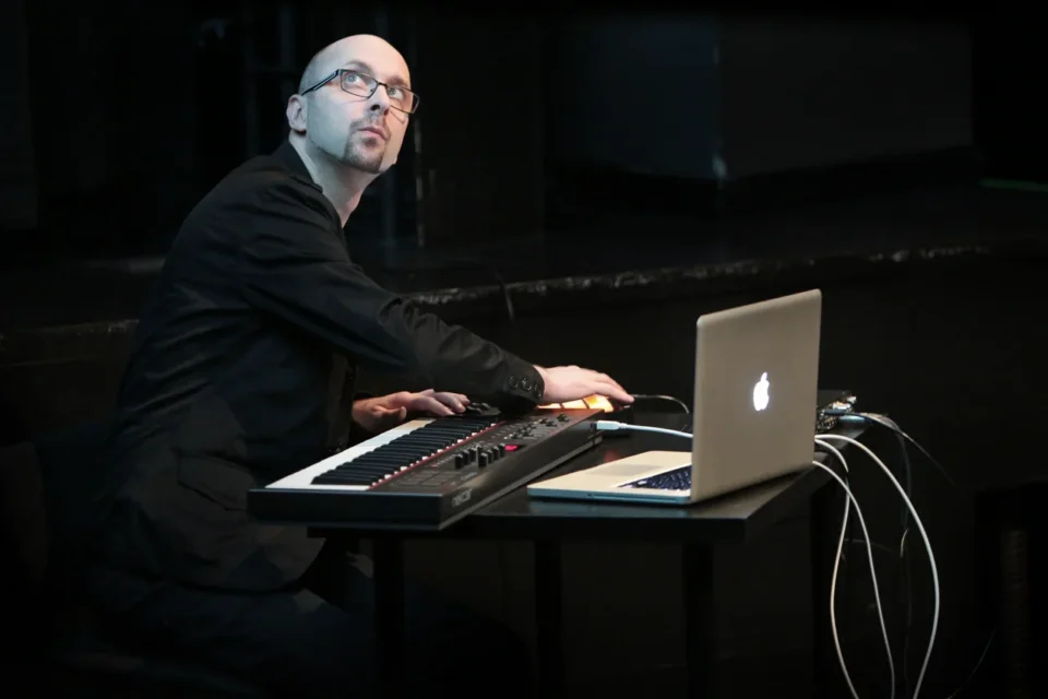 04 04 2016 LUBLIN UL JEZUICKA TEATR STARY KINO Z MUZYKA NA ZYWO W TEATRZE STARYM MUZYKA: MARCIN PUKALUK FOT WOJCIECH NIESPIALOWSKI / TS