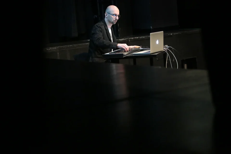 04 04 2016 LUBLIN UL JEZUICKA TEATR STARY KINO Z MUZYKA NA ZYWO W TEATRZE STARYM MUZYKA: MARCIN PUKALUK FOT WOJCIECH NIESPIALOWSKI / TS