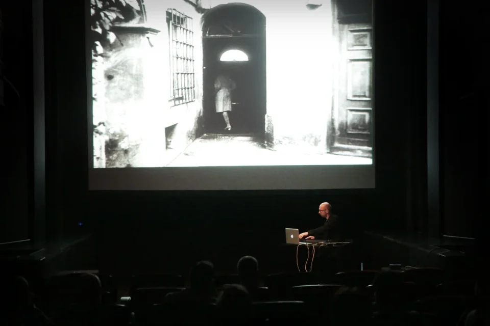 04 04 2016 LUBLIN UL JEZUICKA TEATR STARY KINO Z MUZYKA NA ZYWO W TEATRZE STARYM MUZYKA: MARCIN PUKALUK FOT WOJCIECH NIESPIALOWSKI / TS