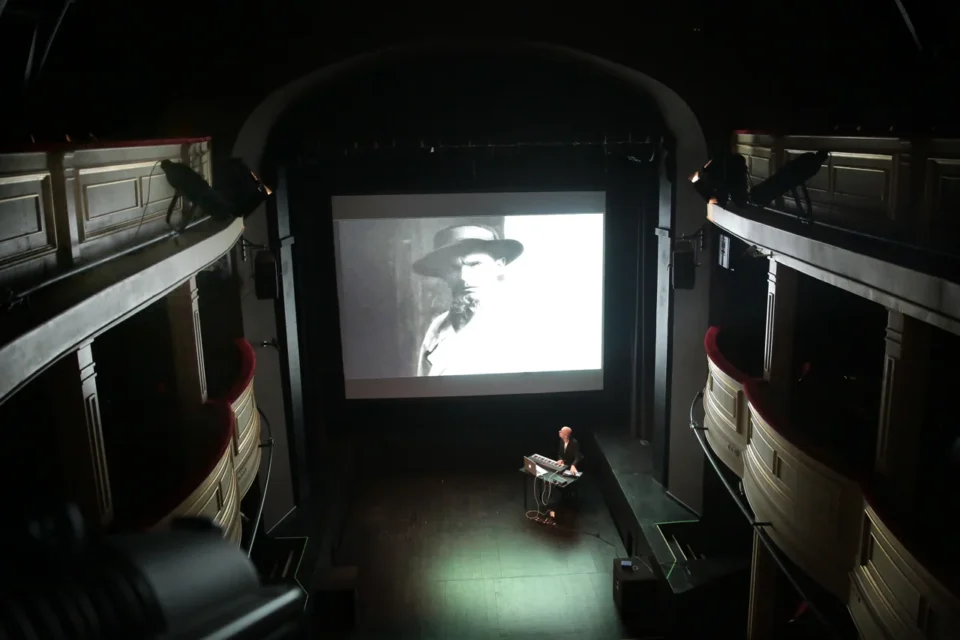 04 04 2016 LUBLIN UL JEZUICKA TEATR STARY KINO Z MUZYKA NA ZYWO W TEATRZE STARYM MUZYKA: MARCIN PUKALUK FOT WOJCIECH NIESPIALOWSKI / TS