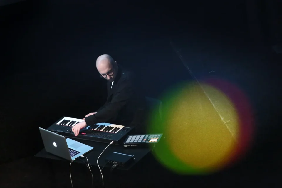 04 04 2016 LUBLIN UL JEZUICKA TEATR STARY KINO Z MUZYKA NA ZYWO W TEATRZE STARYM MUZYKA: MARCIN PUKALUK FOT WOJCIECH NIESPIALOWSKI / TS