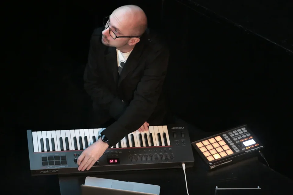 04 04 2016 LUBLIN UL JEZUICKA TEATR STARY KINO Z MUZYKA NA ZYWO W TEATRZE STARYM MUZYKA: MARCIN PUKALUK FOT WOJCIECH NIESPIALOWSKI / TS