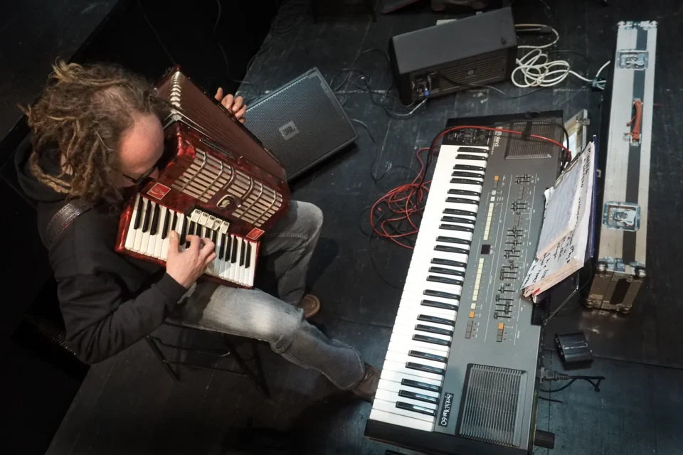 08 02 2016 LUBLIN UL JEZUICKA TEATR STARYKINO W TEATRZE FILM Z MUZYKA NA ZYWO W WYKONANIU GRUPY CZERWIE FOT WOJCIECH NIESPIALOWSKI / TS