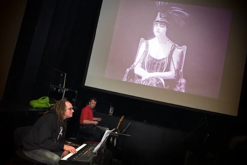 08 02 2016 LUBLIN UL JEZUICKA TEATR STARYKINO W TEATRZE FILM Z MUZYKA NA ZYWO W WYKONANIU GRUPY CZERWIE FOT WOJCIECH NIESPIALOWSKI / TS