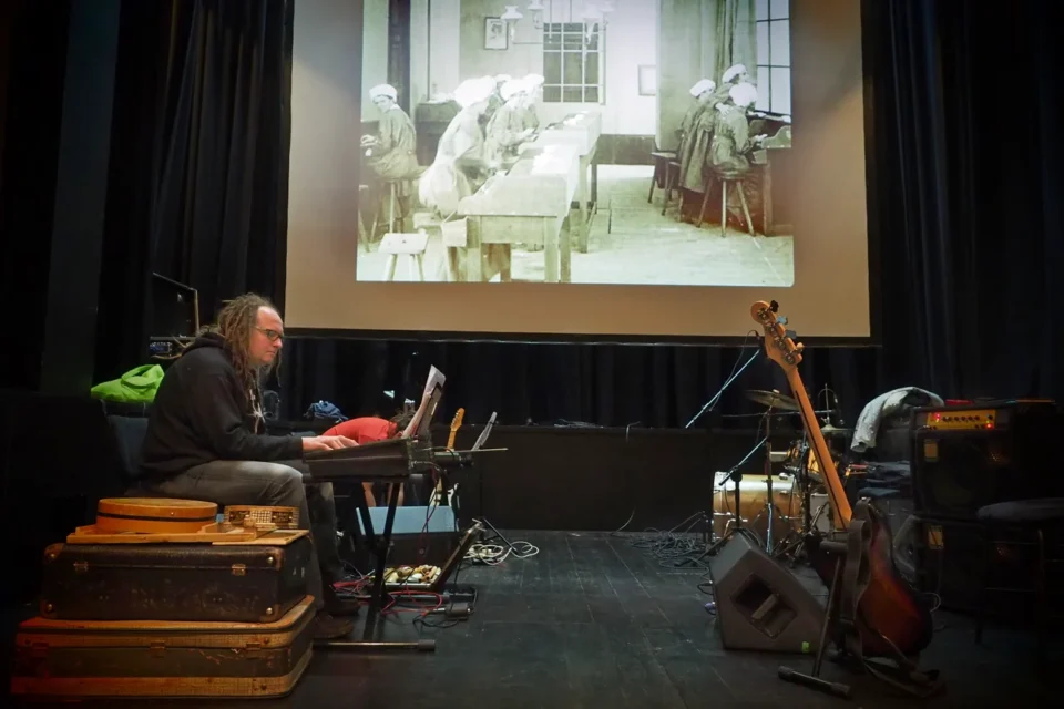 08 02 2016 LUBLIN UL JEZUICKA TEATR STARYKINO W TEATRZE FILM Z MUZYKA NA ZYWO W WYKONANIU GRUPY CZERWIE FOT WOJCIECH NIESPIALOWSKI / TS
