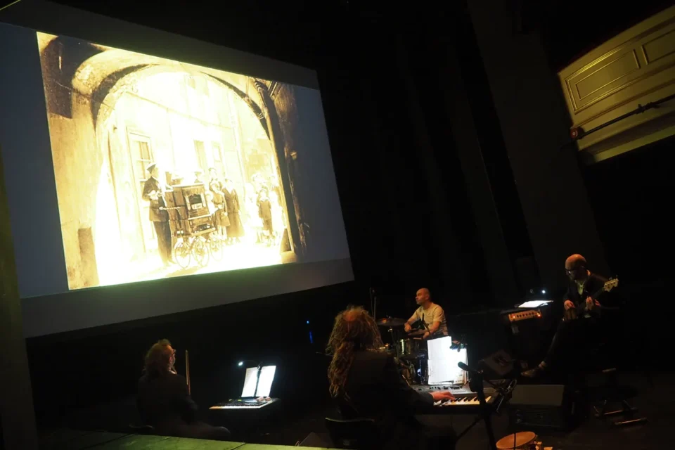 08 02 2016 LUBLIN UL JEZUICKA TEATR STARYKINO W TEATRZE FILM Z MUZYKA NA ZYWO W WYKONANIU GRUPY CZERWIE FOT WOJCIECH NIESPIALOWSKI / TS