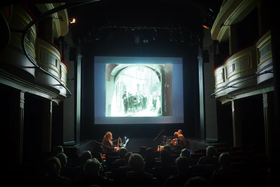 08 02 2016 LUBLIN UL JEZUICKA TEATR STARYKINO W TEATRZE FILM Z MUZYKA NA ZYWO W WYKONANIU GRUPY CZERWIE FOT WOJCIECH NIESPIALOWSKI / TS