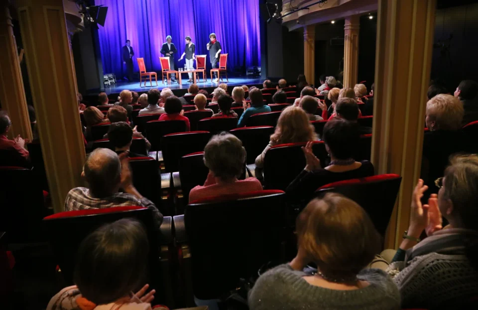 21 10 2013 LUBLIN UL JEZUICKA TEATR STARY KINO W TEATRZE STARYM SPOTKANIE Z TWORCAMI FILMU AMBASSADA - JULIUSZEM MACHULSKIM