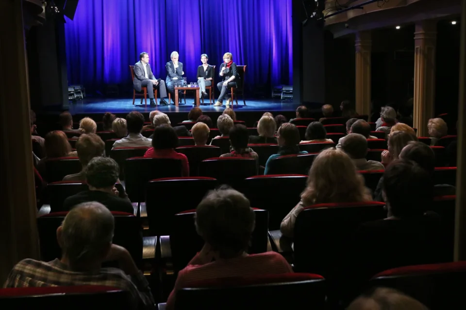 21 10 2013 LUBLIN UL JEZUICKA TEATR STARY KINO W TEATRZE STARYM SPOTKANIE Z TWORCAMI FILMU AMBASSADA - JULIUSZEM MACHULSKIM