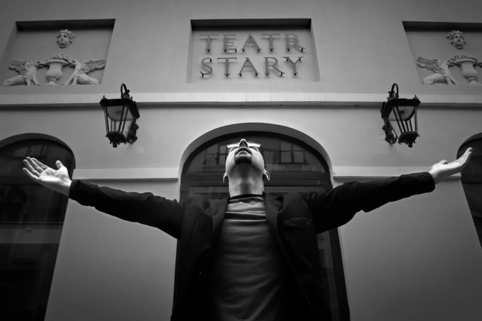 22 09 2014 LUBLIN JEZUICKA TEATR STARY KINO W TEATRZE STARYM SEANS PAN TADEUSZ Z 1928 ROKU Z MUZYKA NA ZYWO W WYKONANIU MARCINA PUKALUKA FOT WOJCIECH NIESPIALOWSKI / TS