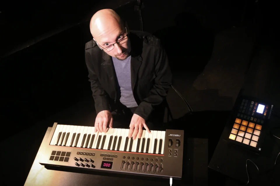 22 09 2014 LUBLIN JEZUICKA TEATR STARY KINO W TEATRZE STARYM SEANS PAN TADEUSZ Z 1928 ROKU Z MUZYKA NA ZYWO W WYKONANIU MARCINA PUKALUKA FOT WOJCIECH NIESPIALOWSKI / TS