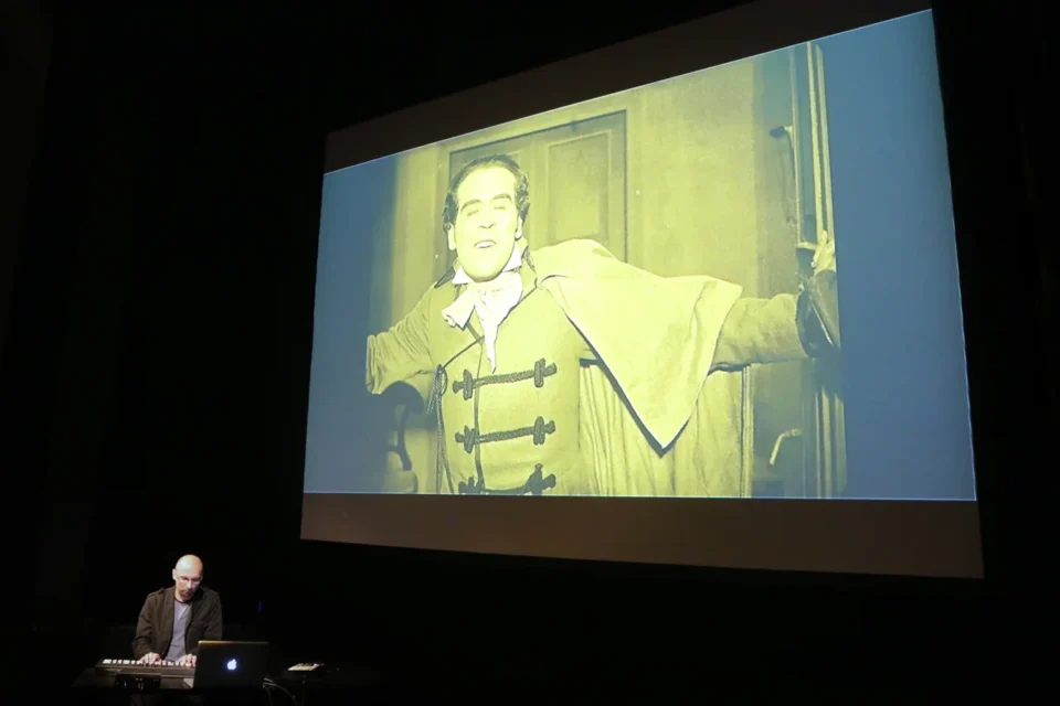 22 09 2014 LUBLIN JEZUICKA TEATR STARY KINO W TEATRZE STARYM SEANS PAN TADEUSZ Z 1928 ROKU Z MUZYKA NA ZYWO W WYKONANIU MARCINA PUKALUKA FOT WOJCIECH NIESPIALOWSKI / TS