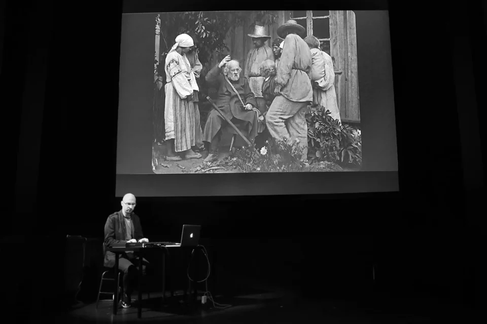 22 09 2014 LUBLIN JEZUICKA TEATR STARY KINO W TEATRZE STARYM SEANS PAN TADEUSZ Z 1928 ROKU Z MUZYKA NA ZYWO W WYKONANIU MARCINA PUKALUKA FOT WOJCIECH NIESPIALOWSKI / TS