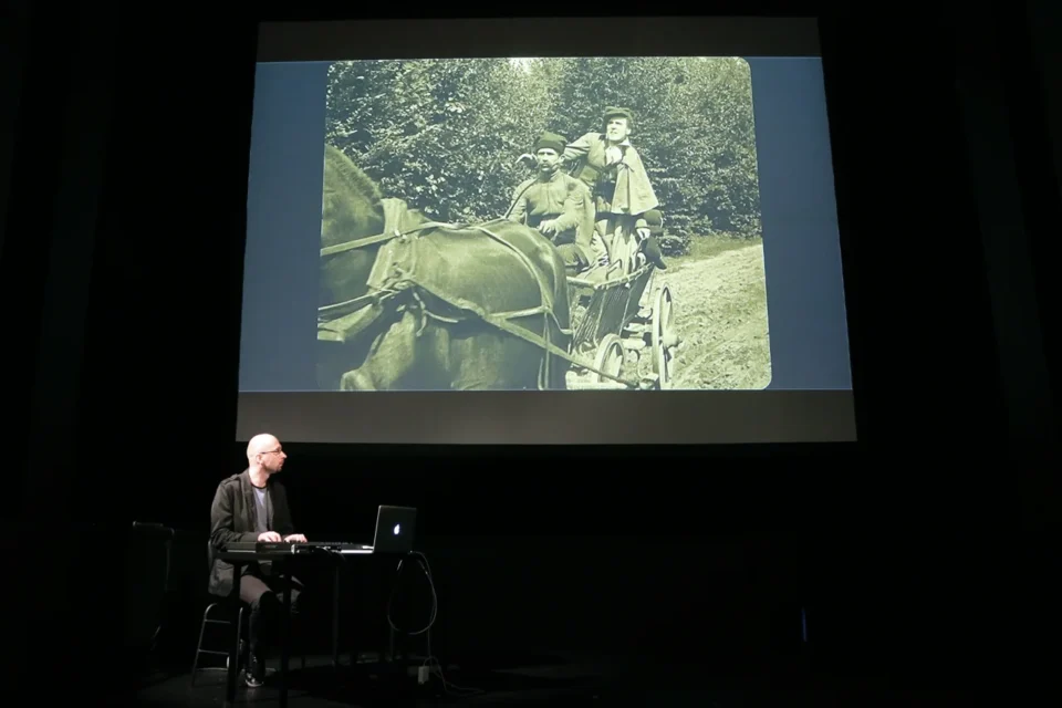 22 09 2014 LUBLIN JEZUICKA TEATR STARY KINO W TEATRZE STARYM SEANS PAN TADEUSZ Z 1928 ROKU Z MUZYKA NA ZYWO W WYKONANIU MARCINA PUKALUKA FOT WOJCIECH NIESPIALOWSKI / TS