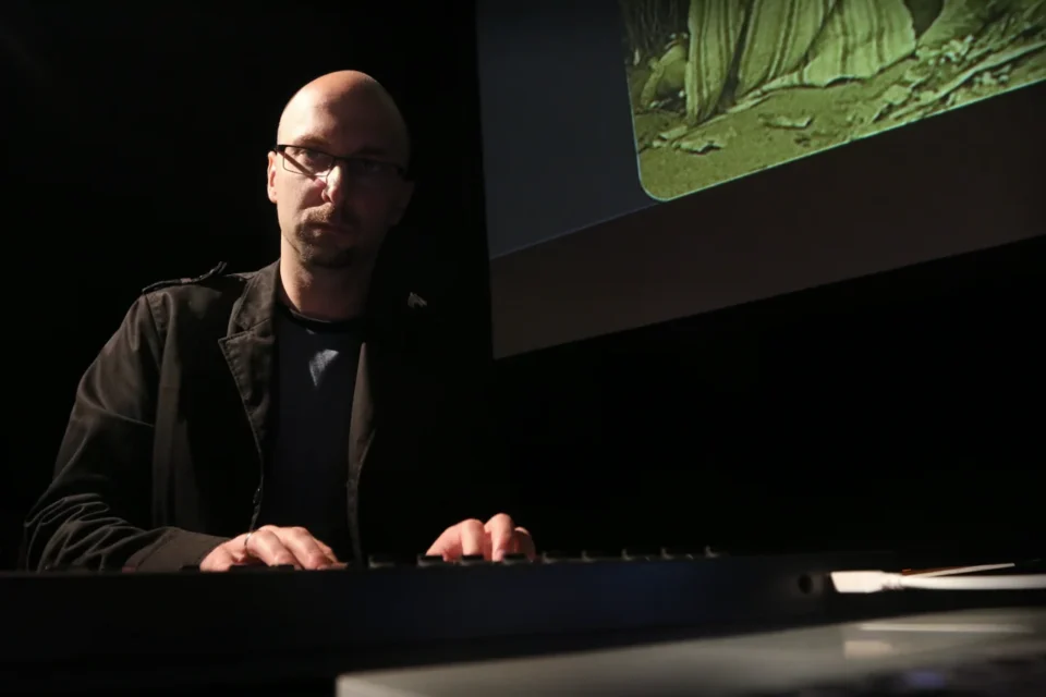 22 09 2014 LUBLIN JEZUICKA TEATR STARY KINO W TEATRZE STARYM SEANS PAN TADEUSZ Z 1928 ROKU Z MUZYKA NA ZYWO W WYKONANIU MARCINA PUKALUKA FOT WOJCIECH NIESPIALOWSKI / TS