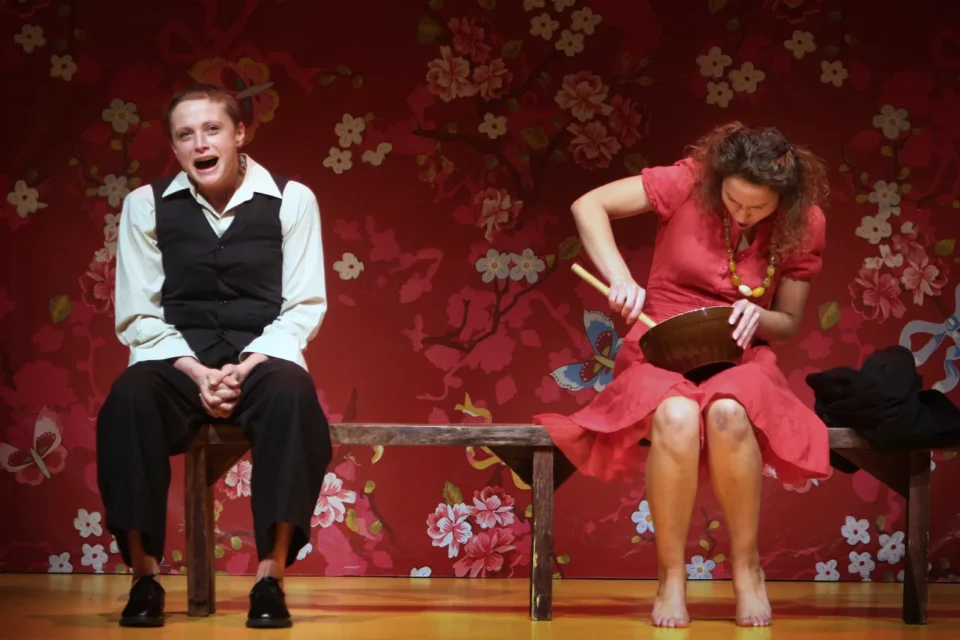 11.10.2013 LUBLIN UL JEZUICKA TEATR STARY TEATR ROMA Studio Teatralne KOŁO Kalino malino czerwona jagodo  FOT DOROTA AWIORKO - KLIMEK