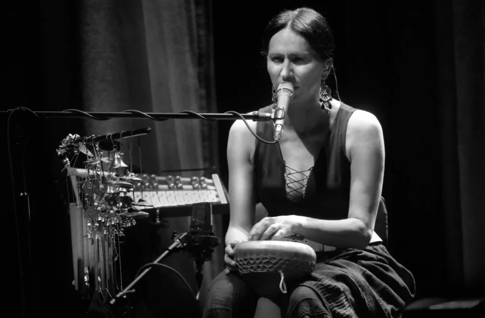 24 04 2013 LUBLIN UL JEZUICKA TEATR STARY KONCERT RENATA PRZEMYK AKUSTIK TRIO FOT WOJCIECH NIESPIALOWSKI / TS