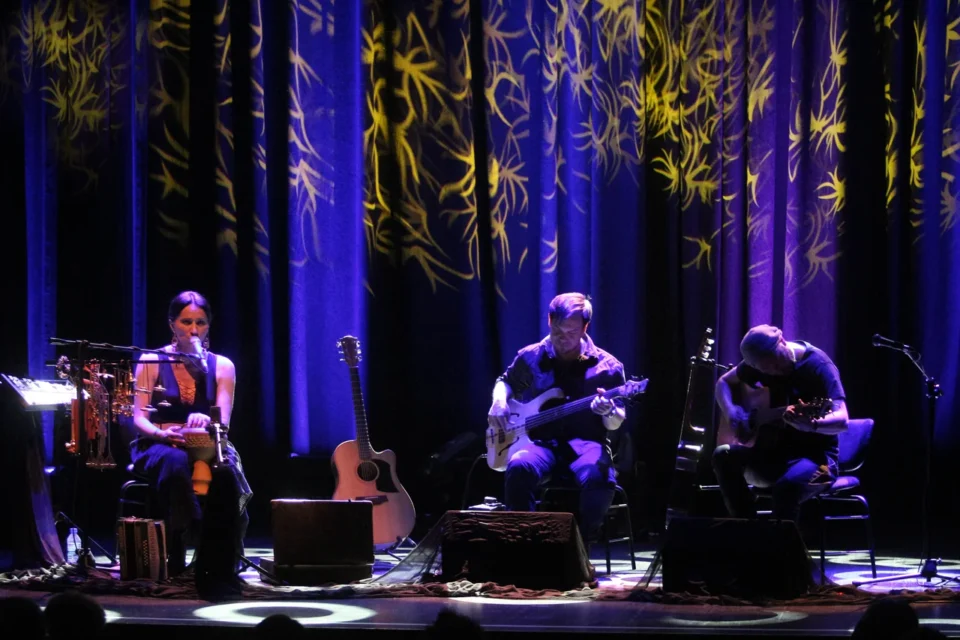 24 04 2013 LUBLIN UL JEZUICKA TEATR STARY KONCERT RENATA PRZEMYK AKUSTIK TRIO FOT WOJCIECH NIESPIALOWSKI / TS