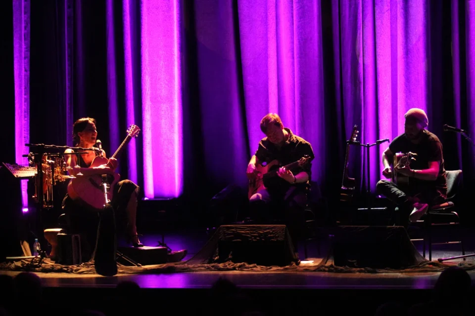24 04 2013 LUBLIN UL JEZUICKA TEATR STARY KONCERT RENATA PRZEMYK AKUSTIK TRIO FOT WOJCIECH NIESPIALOWSKI / TS