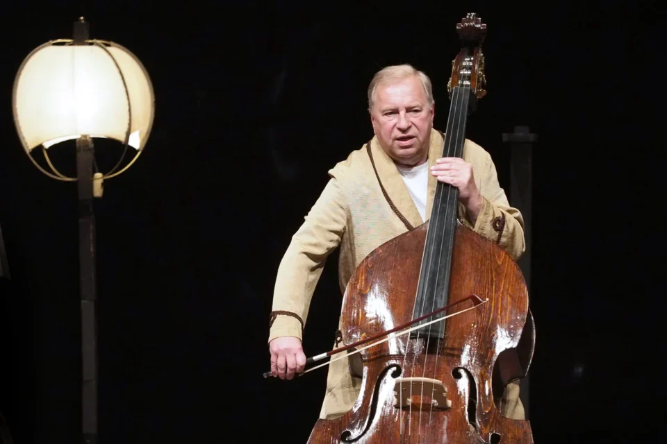 14 05 2015 LUBLIN UL JEZUICKA TEATR STARY JERZY STUHR - KONTRABASISTA FOT WOJCIECH NIESPIALOWSKI / TS