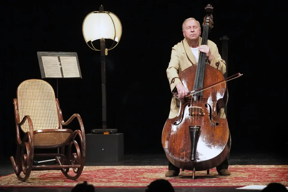 14 05 2015 LUBLIN UL JEZUICKA TEATR STARY JERZY STUHR - KONTRABASISTA FOT WOJCIECH NIESPIALOWSKI / TS