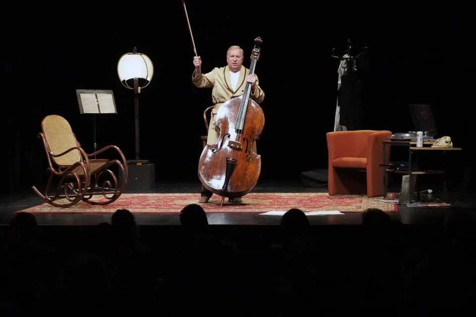 14 05 2015 LUBLIN UL JEZUICKA TEATR STARY JERZY STUHR - KONTRABASISTA FOT WOJCIECH NIESPIALOWSKI / TS