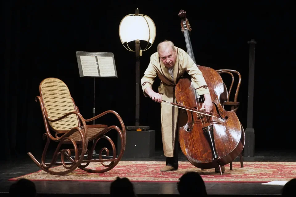 14 05 2015 LUBLIN UL JEZUICKA TEATR STARY JERZY STUHR - KONTRABASISTA FOT WOJCIECH NIESPIALOWSKI / TS