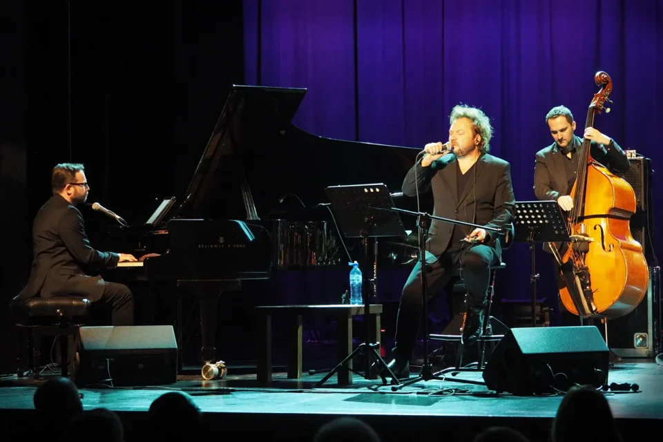 09 12 2015 UL JEZUICKA LUBLIN TEATR STARY KONCERT MIECZYSLAW SZCZESNIAK I KRZYSZTOF HERDZIN TRIO " SONGS FROM YESTERDAY " FOT WOJCIECH NIESPIALOWSKI / TS