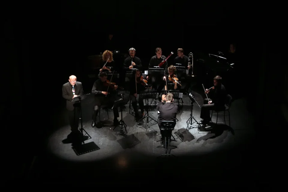 28 09 2014 LUBLIN UL JEZUICKA TEATR STARY PRZEDSTAWIENIE MUZYCZNE SZKLANA GORA Z UDZIALEM ARTURA BARCISIA FOT WOJCIECH NIESPIALOWSKI / TS