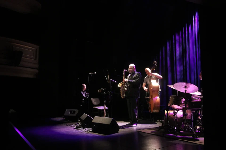 08 05 2013 LUBLIN UL JEZUICKA TEATR STARY KONCERT ZESPOLU PIOTR BARON QUARTET W SKLADZIE : PIOTR BARON - SAKSOFONY