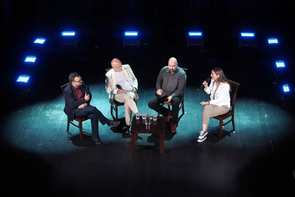 06 09 2015 LUBLIN UL JEZUICKA TEATR STARY ROZMOWA Z TWORCAMI SPEKTAKLU TELEWIZJI PT WALIZKA - ADAM FERENCY