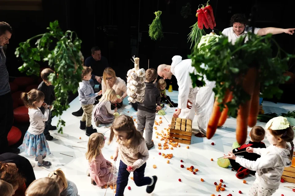 17 01 2016  TEATR STARY WARZYWA SA Z KOSMOSU TEATR MALEGO WIDZA FOT DOROTA AWIORKO