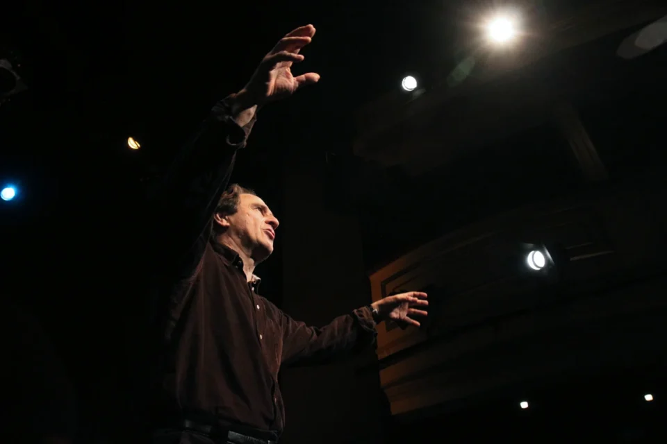 16 11 2012 LUBLIN TEATR STARY - PROBA - Czolem wbijajac gwozdzie w podloge  - BRONISLAW WROCLAWSKI FOT DOROTA AWIORKO - KLIMEK