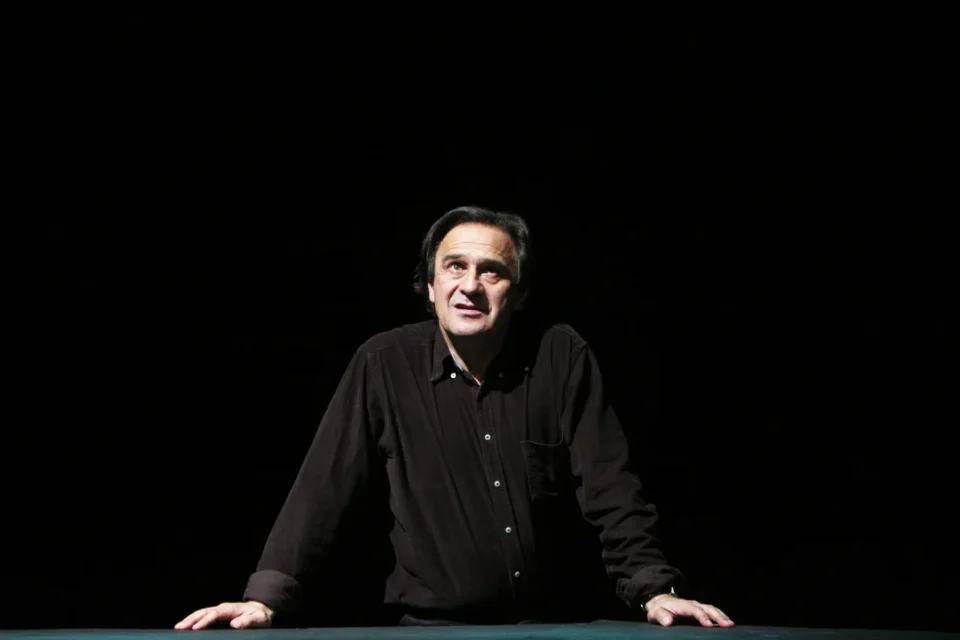 16 11 2012 LUBLIN TEATR STARY - PROBA - Czolem wbijajac gwozdzie w podloge  - BRONISLAW WROCLAWSKI FOT DOROTA AWIORKO - KLIMEK