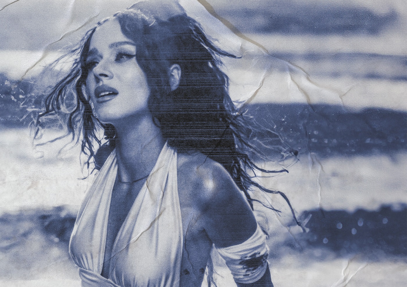 Czarno-białe zdjęcie kobiety w ujęciu portretowym z półprofilu. Kobieta ma długie kręcone, ciemne włosy i lekko rozchylone usta. Ma jasny strój bez rękawów. N lewym ramieniu ma zabandażowaną ranę z przeciekającą plamą. Tło rozmyte z nieregularnymi, poziomymi elementami jasnymi i ciemnymi.